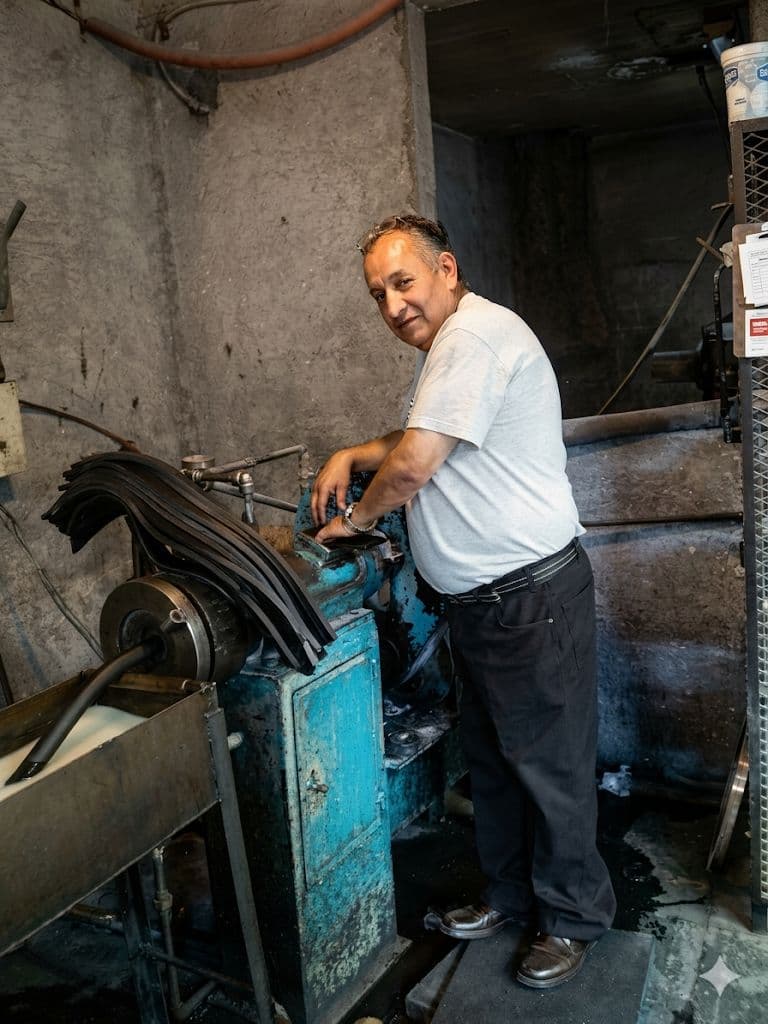 Roberto García en el taller