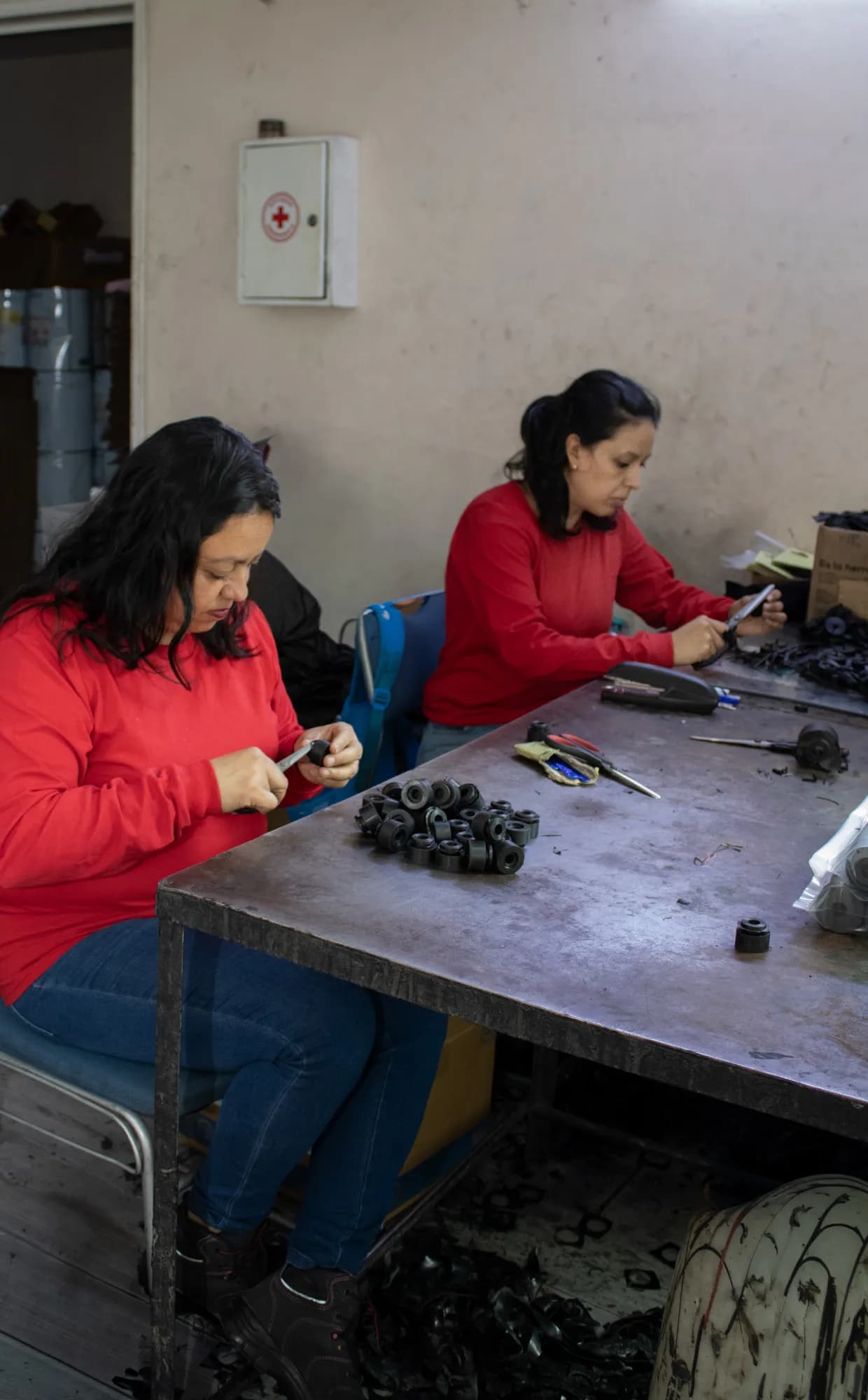 Colaboradoras de Neoprenos García ensamblando piezas de hule